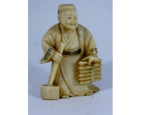 JAPANESE MEIJI PERIOD FINELY CARVED IVORY NETSUKE DEPICTING A ROBED FIGURE, SIGNED TO BASE