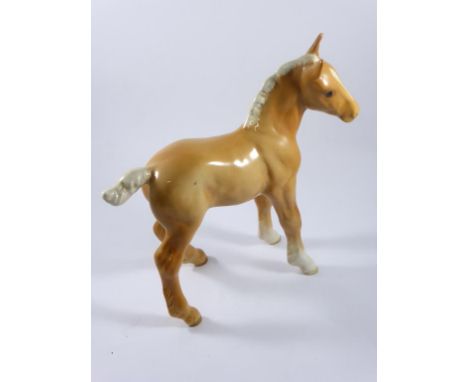 LARGE BESWICK PALOMINO  SHIRE  HORSE FOAL, MODEL 951, PRODUCED 1961- 1971, APPROX. 16cm