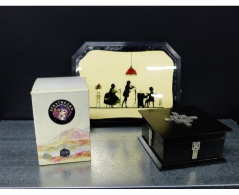 A mixed lot to include a Strathearn golf engraved whisky tumbler, and a boxed Rennie Mackintosh trinket box, together with a 
