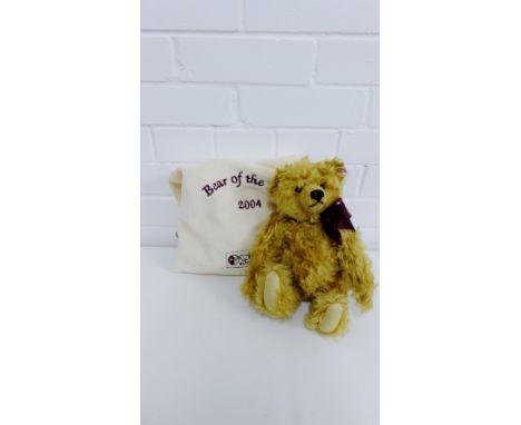 Steiff light brown plush teddy bear of the year 2004 complete with certificate and cloth bag, 32cm tall 