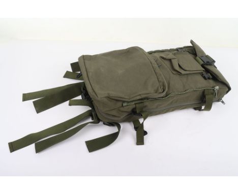 British Army VMH3CS Metal/Mine Detector: Detector is complete in original issue  army bag/rucksack  and operation manual. 