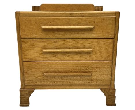 1930s Art Deco period light oak chest, fitted with three graduating drawers, on bracket feet Dimensions: Height:&nbsp;86cm&nb