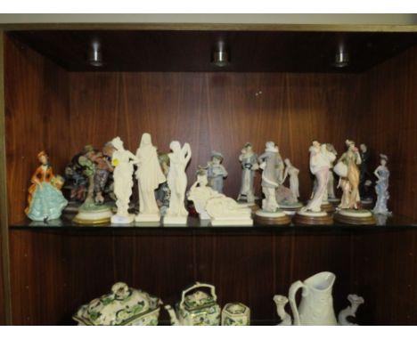 A LARGE QUANTITY OF CERAMIC AND RESIN FIGURES TO INCLUDE CAPODIMONTE, VITTORIO TESSARO, ETC. (APPROX 24)