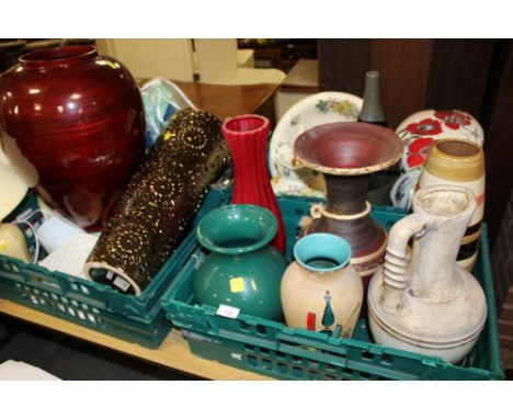THREE TRAYS OF MODERN CERAMIC AND OTHER VASES ETC. TO INCLUDE A FLORAL STICK STAND, JUG AND BOWL ETC. (PLASTIC TRAYS NOT INCL