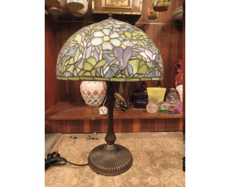 A LARGE TIFFANY STYLE TABLE LAMP WITH FLORAL PATTERN SHADE, OVERALL HEIGHT 63 CM