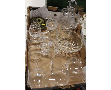 A TRAY OF ASSORTED GLASSWARE TO INCLUDE AN ISLE OF WIGHT STUDIO GLASS SQUAT VASE, CUT GLASS DECANTER ETC.  