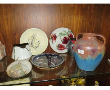 A COLLECTION OF STUDIO POTTERY TO INCLUDE POOLE POTTERY AND DENBY EXAMPLES (7)
