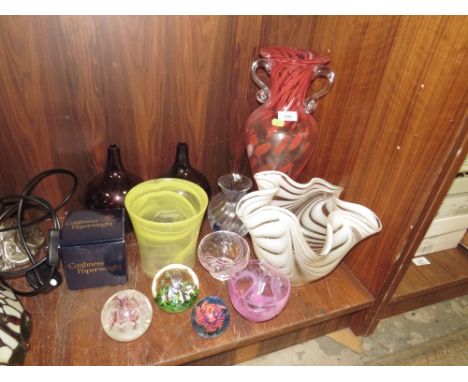 A COLLECTION OF STUDIO GLASSWARE TO INCLUDE A MURANO STYLE TWIN HANDLED VASE, CAITHNESS PAPERWEIGHTS ETC. (12)