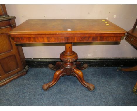 A VICTORIAN WALNUT FOLD-OVER CARD TABLE W-93 CM