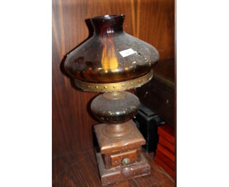 A BROWN GLASS TABLE LAMP ON WOODEN BASE, OVERALL HEIGHT 58 CM