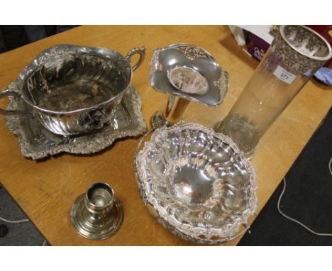 A COLLECTION OF SILVER PLATED METALWARE TO INCLUDE A TWIN HANDLED FLORAL PLANTER, ART NOUVEAU STYLE VASE ETC. (6)