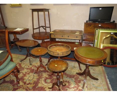 A QUANTITY OF REPRODUCTION FURNITURE TO INCLUDE SOFA TABLE, WINE TABLES ETC (9)