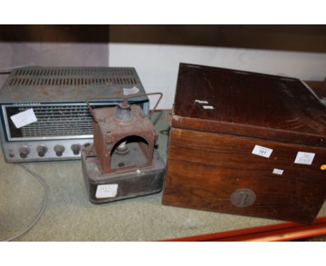 A VINTAGE JOHNSON AUTOSCOPE PROJECTOR TOGETHER WITH A VINTAGE LAFAYETTE KT-340 RADIO AND A VINTAGE LANTERN (3)