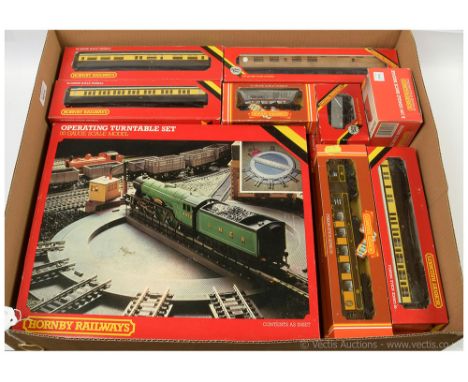 Hornby Railways Rolling Stock and Accessories comprising 5 x GWR brown and cream Passenger Coaches (R429 Composite, 2 x R430 