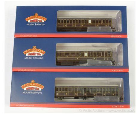 Bachmann OO Gauge South East and Chatham Railway Dark Lake Birdcage Coaches comprising 39-600 Brake Composite Lavatory, 39-61