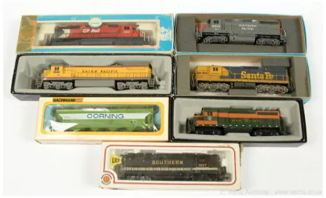HO North American Outline Locos and Rolling Stock comprising Bachmann Spectrum 41-0824-11 Great Northern green and orange liv