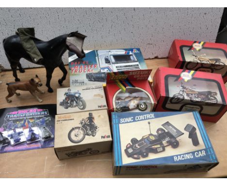 A collection of boxed diecast motorbikes 1:10 and 1:15 scale including Norton commando, Moto guzzi, Kawasaki 900, Yamaha 750 