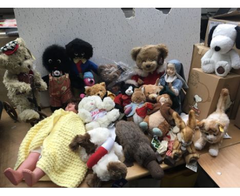 A quantity of plush toys and dolls including Steiff cat, lamb and rabbit, a boxed Snoopy, gollies, Peter Rabbit and Benjamin 