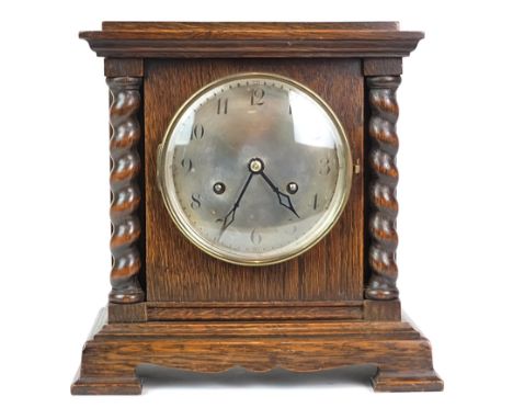BRACKET-CLOCK, Herst. Perivale Clock Mfg., um 1900 Eichegehäuse, architektonischer Aufbau, in den Frontkanten vollplastische 