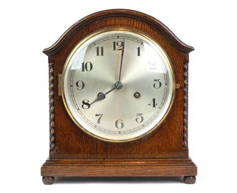 BRACKET-CLOCK, 1920er-Jahre, Eichegehäuse (meist Furnier), gewölbter Abschluss, Sockelleiste, in den Frontkanten sog. Salomon