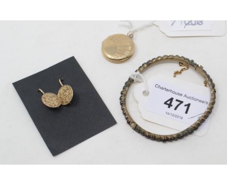 A garnet bangle, a pair of yellow coloured metal earrings, and a similar locket (3) 