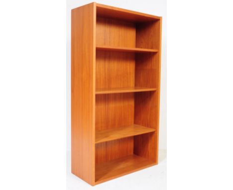 An original retro vintage mid century 1960's Danish Scandinavian teak wood bookcase by Poul Hundevad, comprising of an uprigh