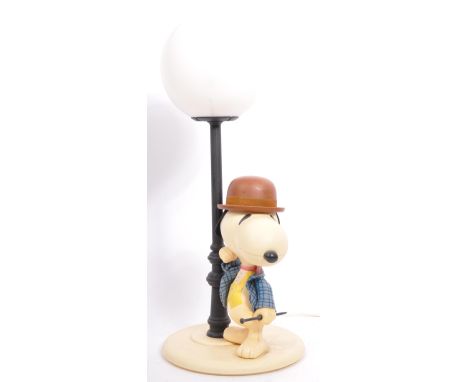 A vintage retro 20th century novelty Snoopy desk top lamp modelled in the form of Snoopy in bowler hat and check jacket. Meas