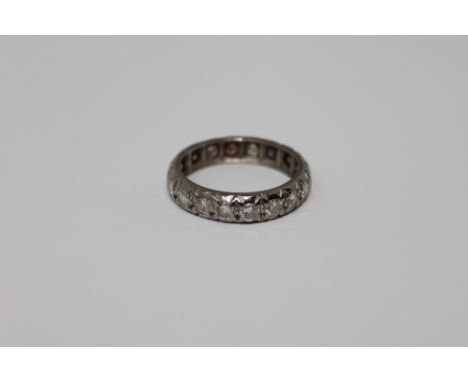 An early twentieth century diamond eternity ring in white metal, size K, 3.3g.