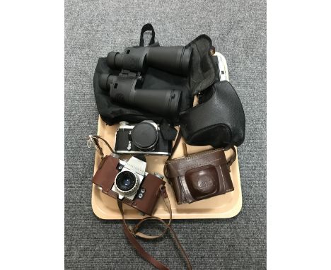 A tray containing vintage cameras by Illford, Praktica together with a set of-binoculars with carry bag 