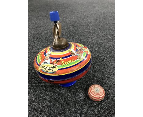 A mid 20th century Chad Valley tin plate spinning top and a tin plate yo-yo 