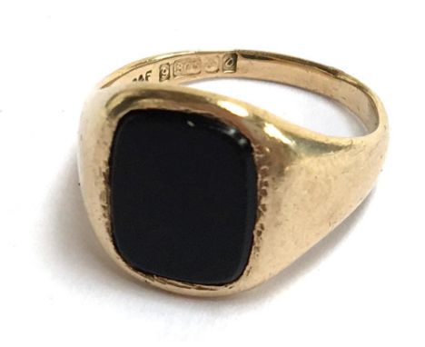 A 9ct gold gent's signet ring, set with black stone 