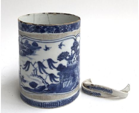 An 18th century Chinese export tea caddy (AF) 