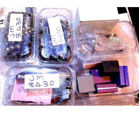 Tray of mixed costume jewellery, some boxed. P&amp;P Group 2 (£18+VAT for the first lot and £3+VAT for subsequent lots) 