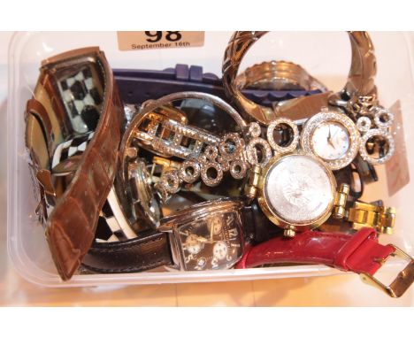 Box of mixed wristwatches. P&amp;P Group 1 (£14+VAT for the first lot and £1+VAT for subsequent lots) 