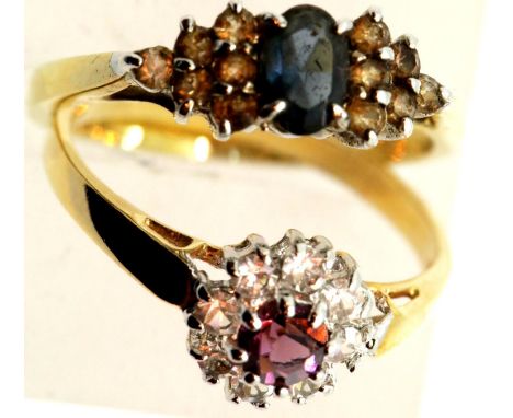 Two yellow metal stone set dress rings, 3.5g total. P&amp;P Group 1 (£14+VAT for the first lot and £1+VAT for subsequent lots