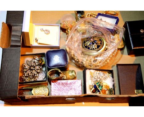 Box of collectable items including jewellery, silver, perfume bottle etc. P&amp;P Group 2 (£18+VAT for the first lot and £3+V