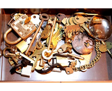 Box of mixed vintage keys etc. P&amp;P Group 2 (£18+VAT for the first lot and £3+VAT for subsequent lots) 