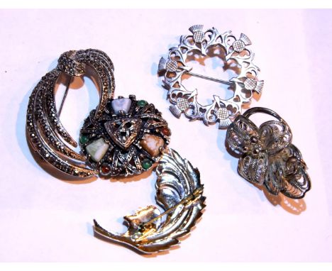 Five costume jewellery brooches. P&amp;P Group 1 (£14+VAT for the first lot and £1+VAT for subsequent lots) 