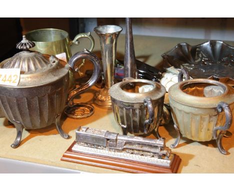 Collection of mixed silver plate including a bachelor tea set. P&amp;P Group 3 (£25+VAT for the first lot and £5+VAT for subs