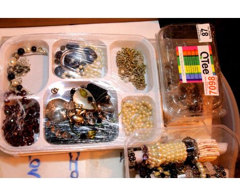 Tray of mixed costume jewellery, some boxed. P&amp;P Group 2 (£18+VAT for the first lot and £3+VAT for subsequent lots) 