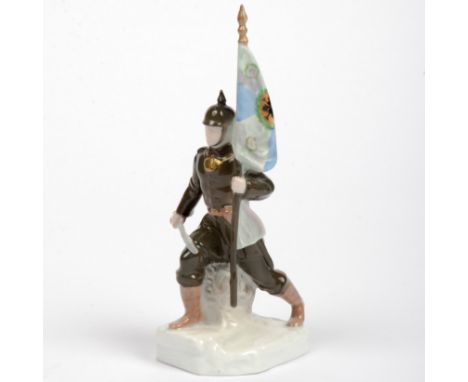 Rosenthal Kunstabt. Selb, Bavaria, Fahnenträger Military-Figur  auf Plinthe, mehrfarbig handbemalt. Entwurf und Fertigung 191