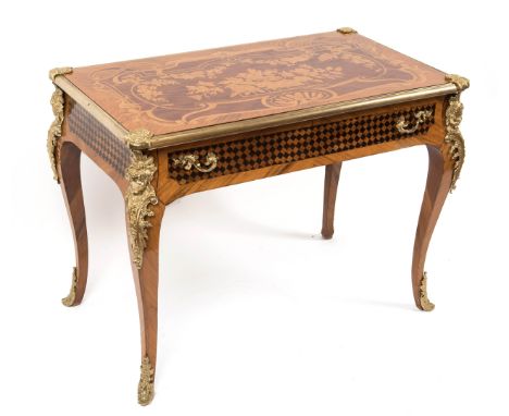 Kleines Bureau plat im Louis XVI-Stil Nussbaum, Palisander und Rosenholz, furniert . Einschübiger Zargenkasten auf leicht ges