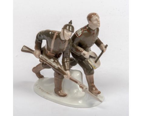 Rosenthal Kunstabt. Selb, Bavaria, Stürmende Infanteristen Military-Figur auf Plinthe, 2 Soldaten, mit Trommel , bzw. mit Gew