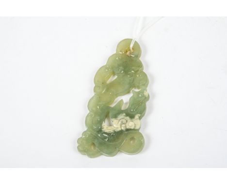 Jade AnhängerJade geschnitzt  durchbrochen mit bewegten Elementen. H.: 10 cm.