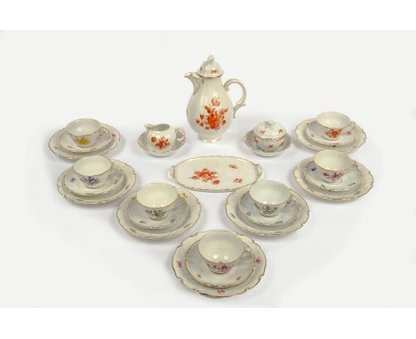 Nymphenburg Mokkaservice 27 Teile Porzellan polychrom bemalt und goldstaffiert.  Ovales Tablett , B.: 21 cm, mit Zuckerdose u