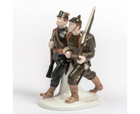 Rosenthal Kunstabteilung Selb, Bavaria, -Bundesgenossen- Military-Figur, 2 Soldaten mit geschultertem Gewehr auf Plinthe, han