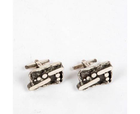 Design-Manschettenknöpfe 835er Silber. Bez. "S" im Rechteck mit Krone, im Etui.