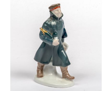 Rosenthal Kunstabteilung Selb, Bavaria, Liebesgabenbote Military-Figur, Flaschenträger auf Plinthe, mehrfarbig handbemalt. En