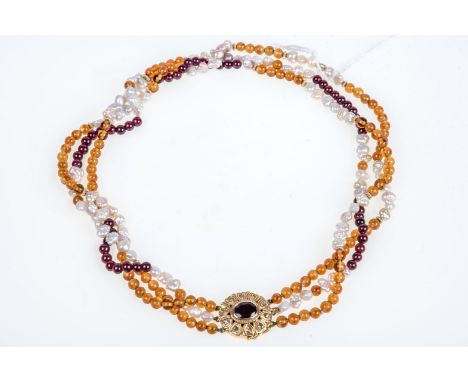 CollierDreireihige Kette im Wechsel mit Perlen, Amethyst Kugeln und Karneol Kugeln . Aufwendige Schließe mit Granat und 10 Di