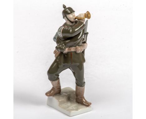 Rosenthal Kunstabt. Selb, Bavaria, - Trompeter- Military-Figur, mit Trompete auf Plinthe, handbemalt in Grünbrauntönen. Entwu